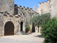 Aiguèze, les remparts du château en bordure de l'église