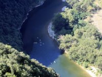 Un méandre de l'Ardèche sur laquelle les canoës sont encore nombreux en cette mi- septembre