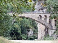 Le pont qui surplombe le Tarn et permet l'accès à Saint Chély du Tarn depuis la route des gorges