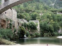 La cascade , résurgence provenant de la grotte de Cénaret à l'entrée de laquelle a été construite une église. Deux résurgences sont visibles à Saint Chély du Tarn