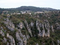 Au pied de ce plateau qui surplombe les gorges du Tarn de plus de 400 mètres , les parois calcaires qui bordent le Cirque des Baumes