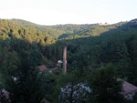 Depuis le fenêtre de la chambre d'hôtel, la cheminée de la compagnie minière de Portes et Sénéchas. En haut à droite, le chateau de Portes